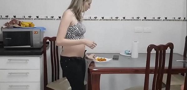  Menina com dor de barriga peidando fedido - Cum Tribute Brazil